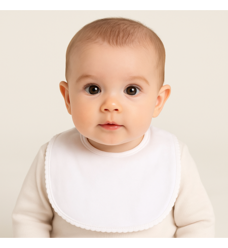 Coffret bébé : chaussons, moufles, bonnet et peluche dans une boîte vintage