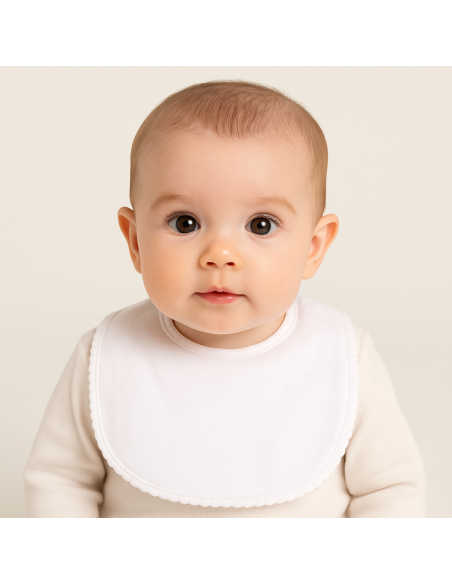 Coffret bébé : chaussons, moufles, bonnet et peluche dans une boîte vintage