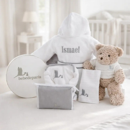Coffret Bébé avec Peignoir Brodé | Cadeau Naissance Personnalisé – Bebedeparis.com 2