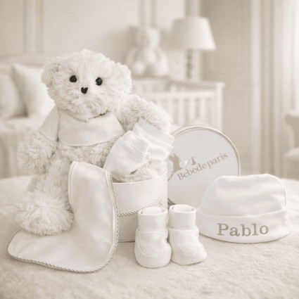 Coffret bébé : chaussons, moufles, bonnet et peluche dans une boîte vintage 2