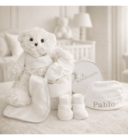 Coffret bébé : chaussons, moufles, bonnet et peluche dans une boîte vintage