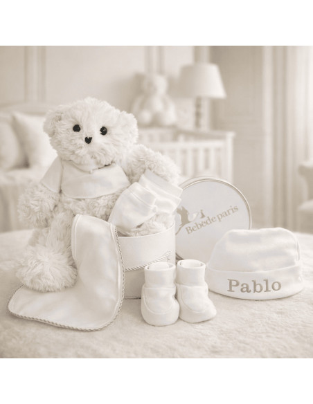 Coffret bébé : chaussons, moufles, bonnet et peluche dans une boîte vintage