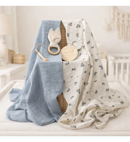 Cadeau Écologique Bébé : 2 Langes Bio, Anneau de Dentition et Attache-Sucette Bleue