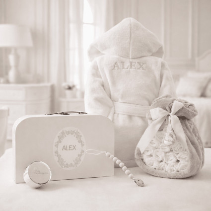 Gâteau de Couches avec Peignoir, Valisette et Sucette | Coffret Naissance Complet 2