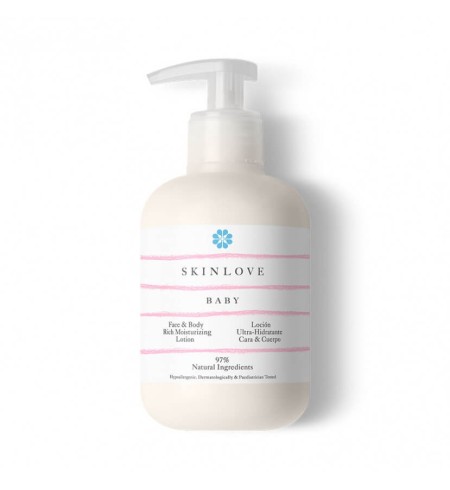 Productos cosméticos naturales para bebés con albornoz bordado